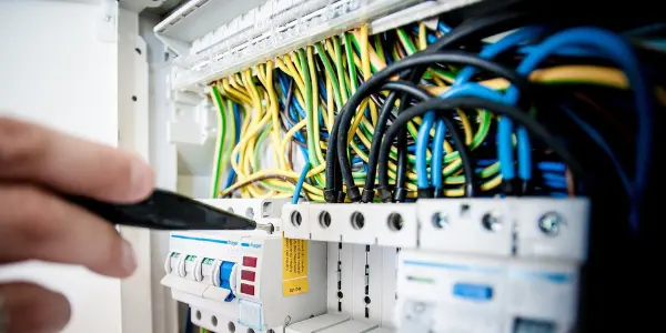 Raccordement &eacute;lectrique panneaux solaires